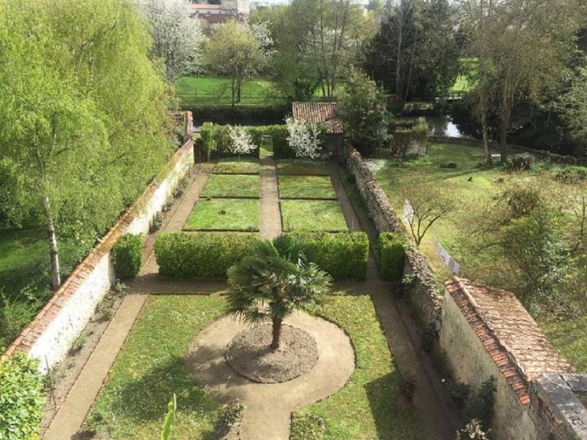 Les Jardins De La Seugne Apartment Жонзак Екстериор снимка