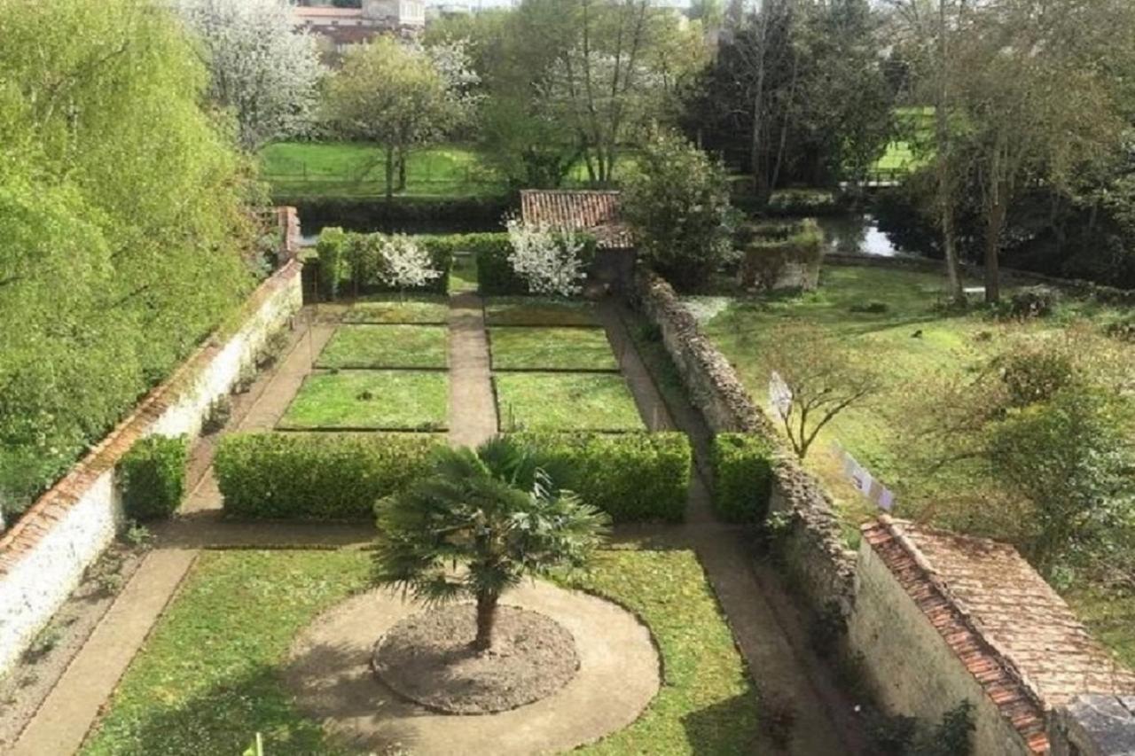 Les Jardins De La Seugne Apartment Жонзак Екстериор снимка