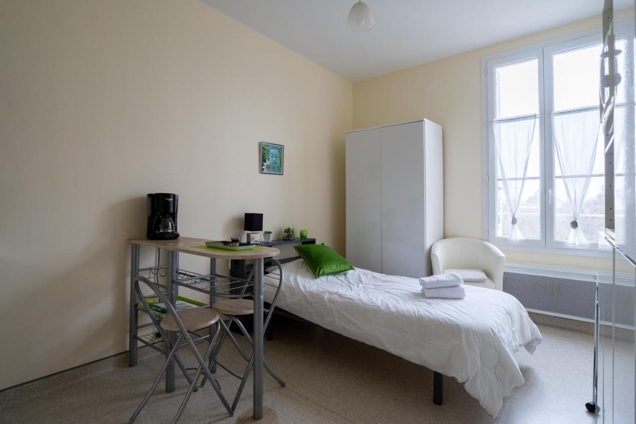 Les Jardins De La Seugne Apartment Жонзак Екстериор снимка
