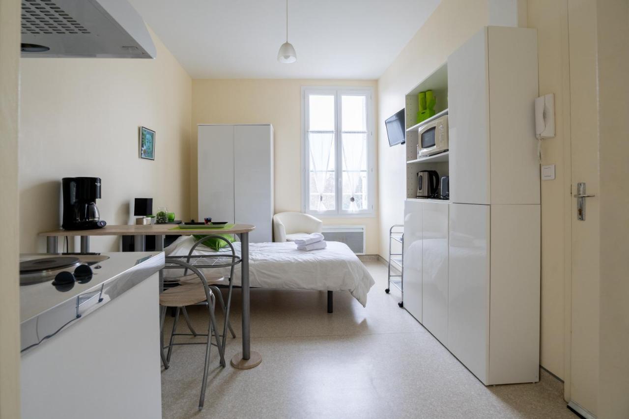 Les Jardins De La Seugne Apartment Жонзак Екстериор снимка